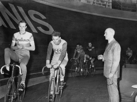 Oreste Corradini (a destra) al velodromo durante una gara