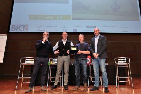 Andrea Corradini ritira il premio ANCMA (Associazione Nazionale Ciclo Motociclo Accessori), per il "Negozio più storico", 2019