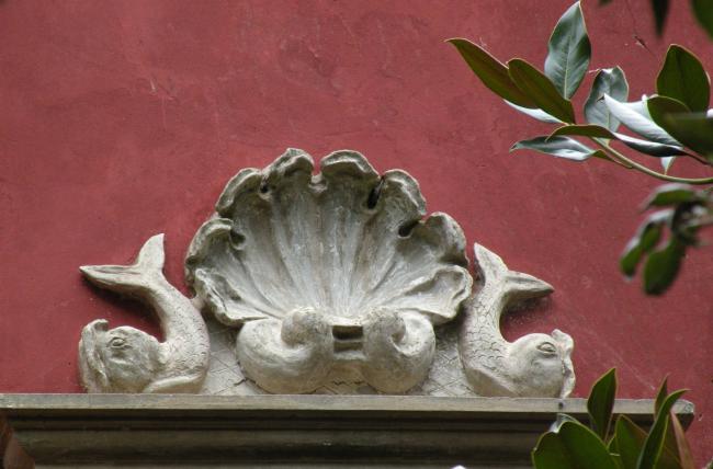 Lo stemma originale della casa raffigurante due delfini ai lati di una conchiglia