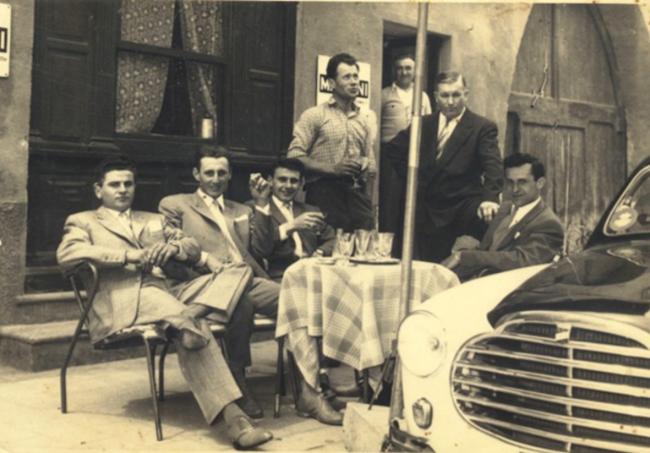 L'ingresso del locale; sulla porta del bar Antonio Palazzo, anni Trenta
