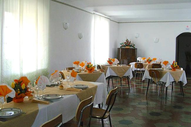 Il salone d'ingresso al primo piano negli anni Novanta, con pavimenti e arredi originali degli anni Sessanta