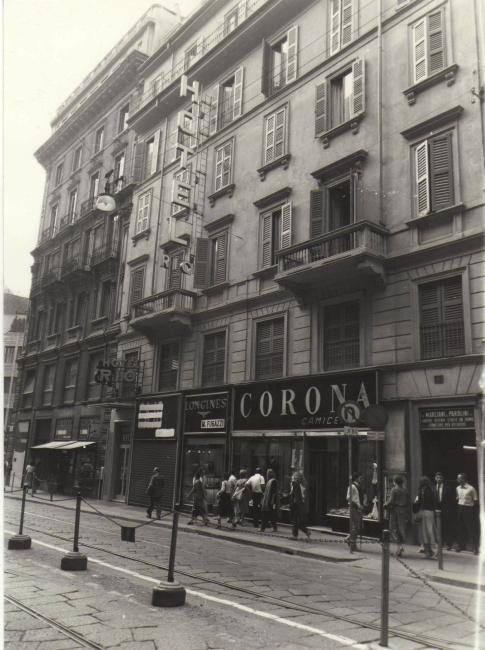 L'esterno dell'esercizio commerciale in una foto d'epoca