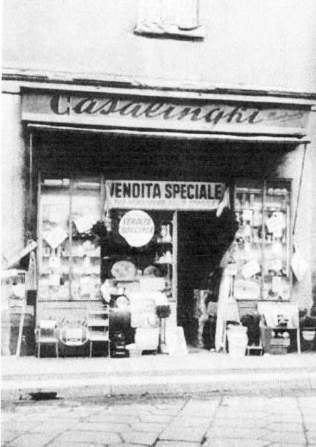 L'ingresso  del negozio in via Belfiore 8, 1961 