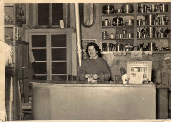 Liliana Mambriani dietro il bancone del nuovo negozio di via Belfiore 14, primi anni Sessanta