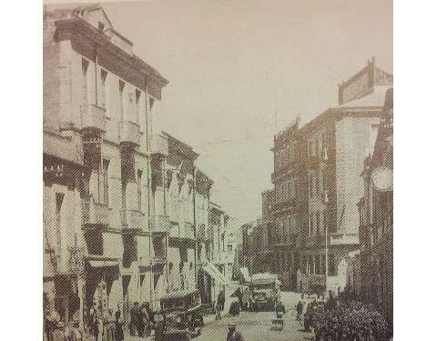 Via Tirzo, sulla sinistra il palazzo che ospitava la ditta Piroddi già attivo da vent'anni (1920)