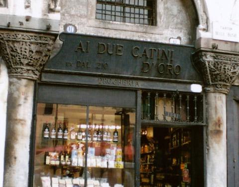 La vetrina con la nuova insegna della gestione Zecchin