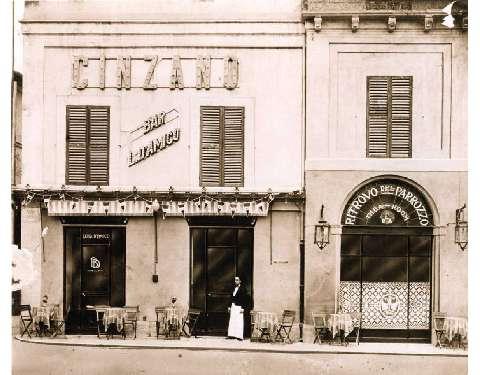 L'esterno del "ritrovo Parrozzo" nel 1927 