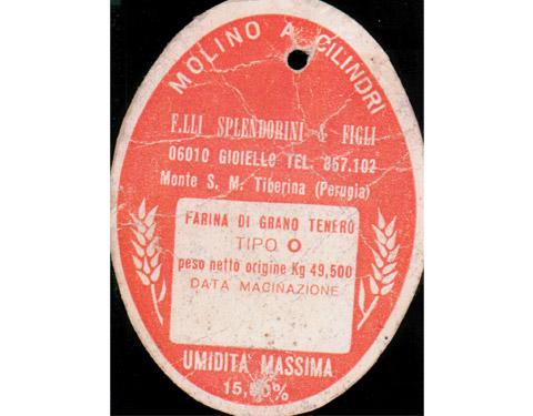 Cartellino apposto sulla farina tipo 0 con foro per legarlo al filo di chiusura del sacco in juta