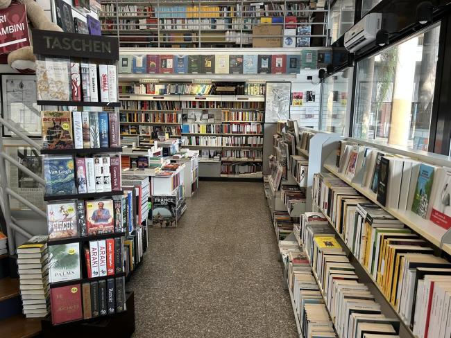 L'interno della libreria, oggi