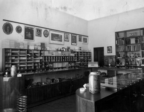 Negozio di cartoleria al n.33 di corso Mazzini con gli arredi realizzati dall’Ebanisteria Casalini di Faenza, (1935 circa), in collaborazione con il progettista Alfredo Morini. Foto studio fotografico Trapani di Ravenna (1938)