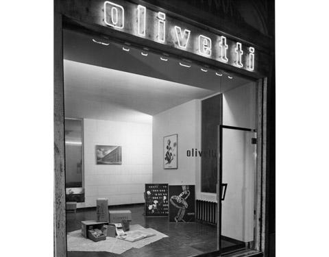 Negozio di cartoleria al n.31 di corso Mazzini con il progetto degli interni realizzato dall’Ufficio tecnico costruzione dell’ Olivetti, Ivrea. Anno del progetto 1949. Foto studio fotografico A.Villani & figli di Bologna (1952)
