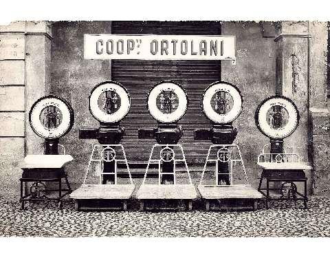 Bilance davanti alla sede della Società Cooperativa Ortolani, anni trenta