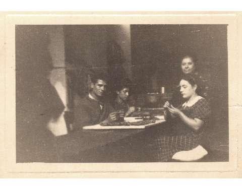 Lavorazione della frutta martorana: Carmela Di Martino ( in piedi sullo sfondo ), Rosa Roccaro, di fronte a lei Carmelo Ruta e sullo sfondo a sinistra il piccolo Giovanni Sferrino (anni trenta)