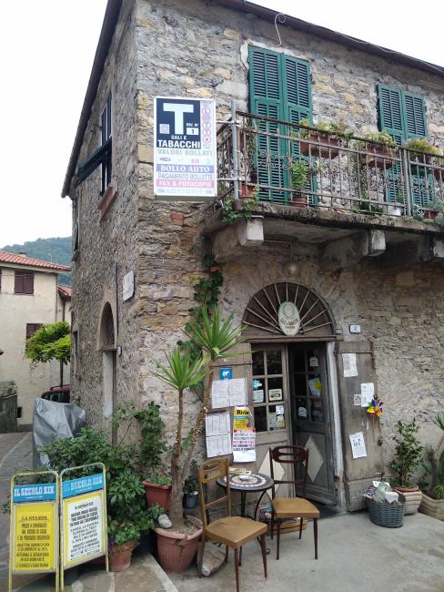 L'esterno della tabaccheria, oggi