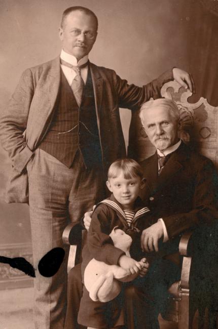 Ritratto di famiglia Bontadi:.Remo con il papà e il nonno, 1942