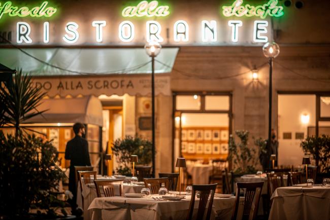 L'esterno del ristorante nella piazzetta, oggi