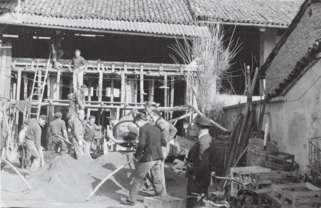 I lavori di costruzione del salone del bar, 1963