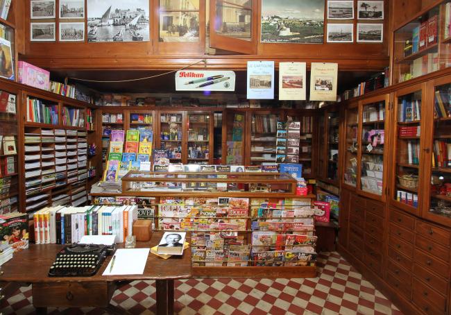 L'interno della cartolibreria, oggi 