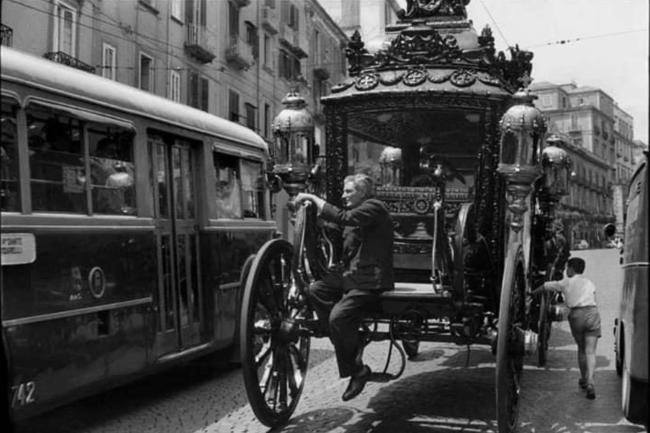 Un funerale ritratto da Henri Cartier-Bresson, 1960