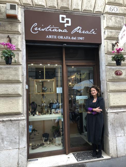 Cristiana Perali sulla soglia del laboratorio orafo