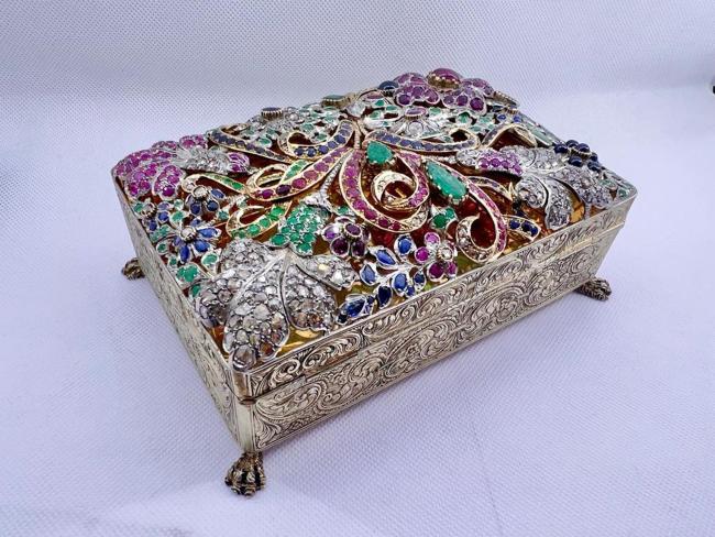 Cofanetto realizzato a mano in oro e argento inciso  e incastonato con diamanti taglio antico, zaffiri, smeraldi e rubini realizzato da Paolo Chilleri, anni Settanta