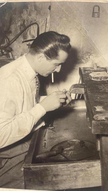 Giorgio Chilleri nel laboratorio orafo, anni Cinquanta
