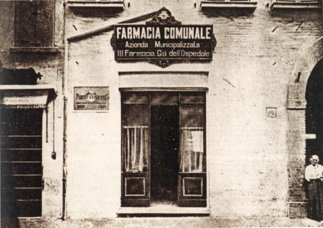 L'ingresso della III Farmacia in via Roma, già dell'Ospedale, anni Venti del Novecento 