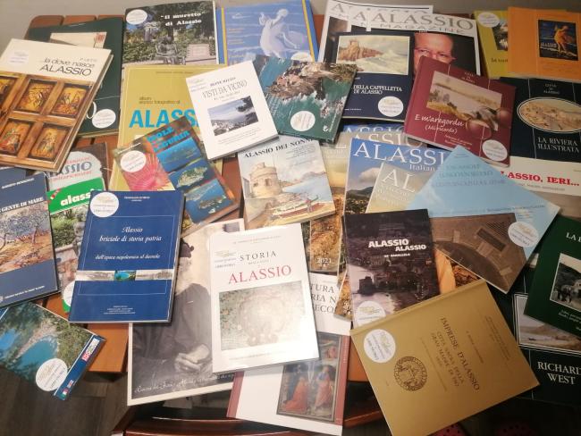 Una parte dei volumi messi a disposizione  della clientela, anche attraverso l'organizzazione di circoli di lettura o serate a tema