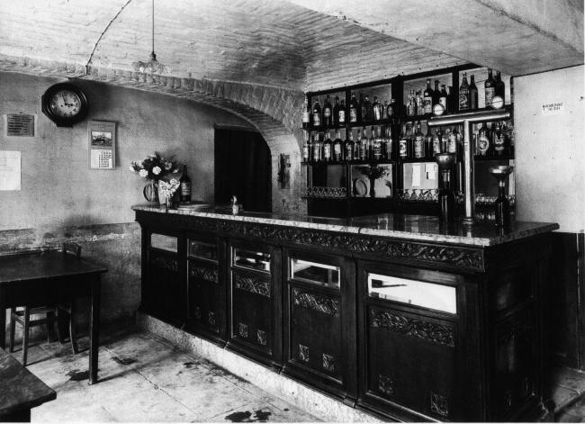 Il vecchio bancone del bar, anni Trenta