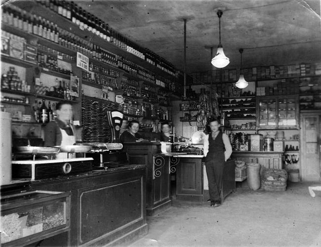 L'interno  dello spaccio, anni Trenta-Quaranta