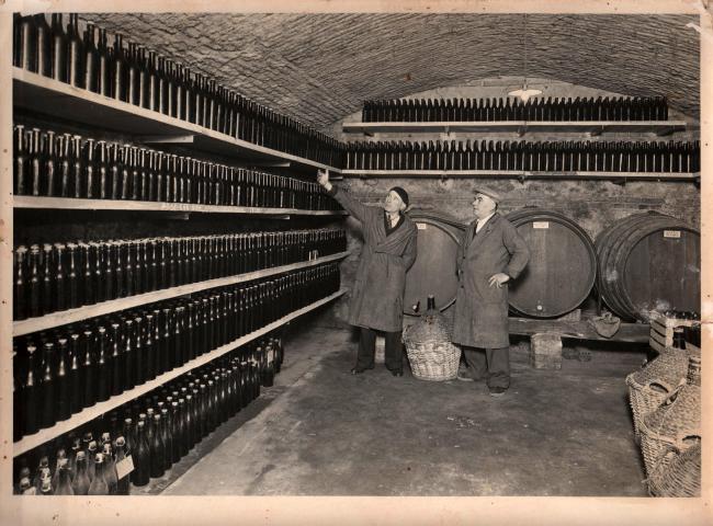 Il presidente Turreno e il cantiniere Casale nella cantina realizzata nel 1940