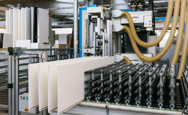 La linea di foratura: la macchina è in grado di lavorare (forature, fresature, inserimento ferramenta) tutti i pannelli in sequenza  