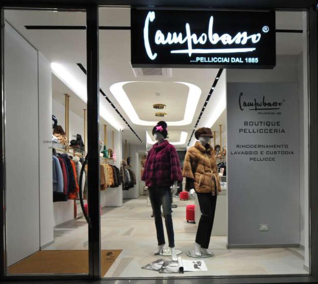 L'ingresso della boutique di via Cairoli a Bari, 2019 