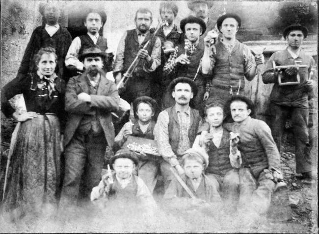Ritratto di famiglia con manufatti, inizio secolo