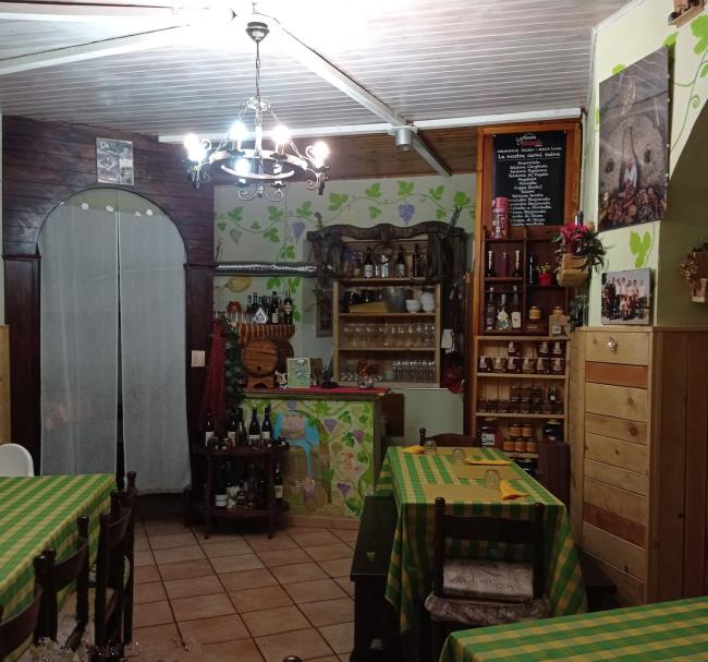 L'interno dell'Osteria La Botticella