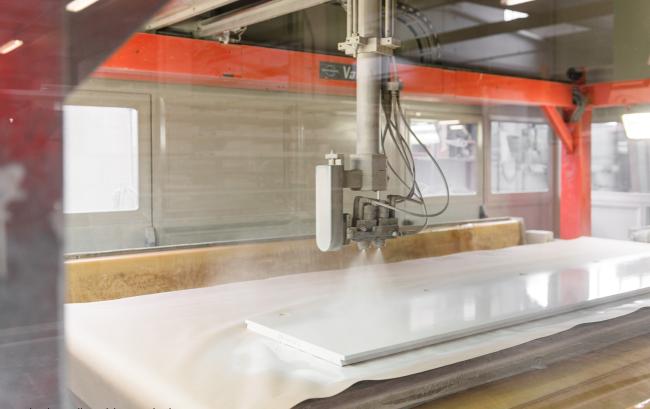 Il robot addetto alla verniciatura dei pannelli