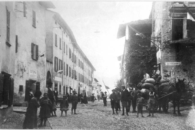 L'ingresso della trattoria nei primi anni del Novecento
