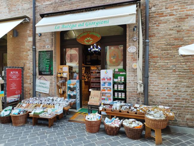 L'esterno dell'esercizio commerciale, oggi