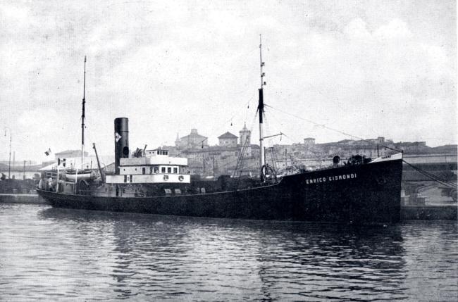 la nave Enrico Gismondi utilizzata per il trasporto di baccalà dalla Norvegia ormeggiata al porto di Livorno, anni Trenta
