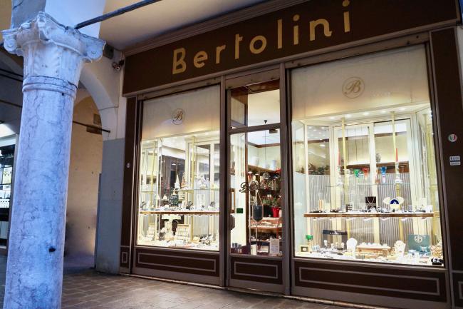 L'esterno della gioielleria 