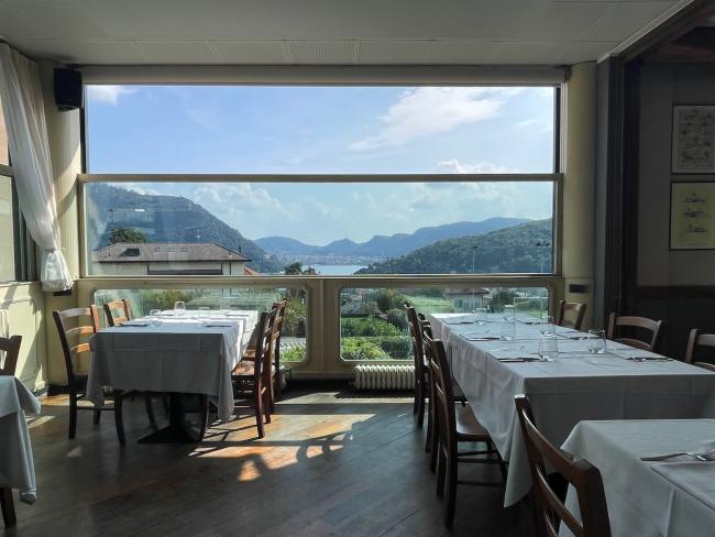 Particolare della sala ristorante con veduta sul lago di Como, 2023