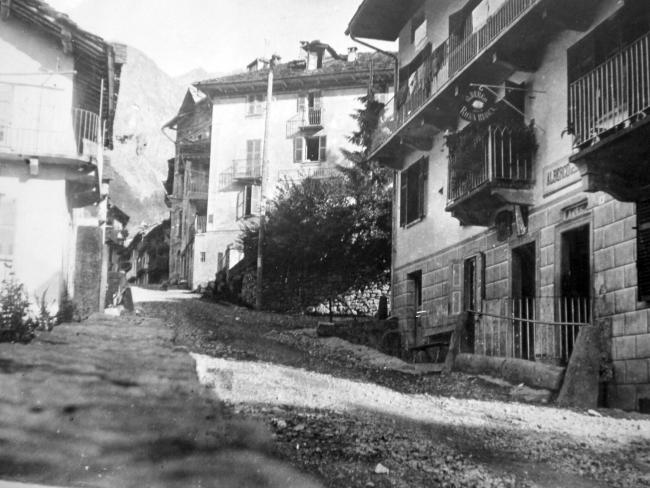 L'albergo all'entrata del paese (1920)