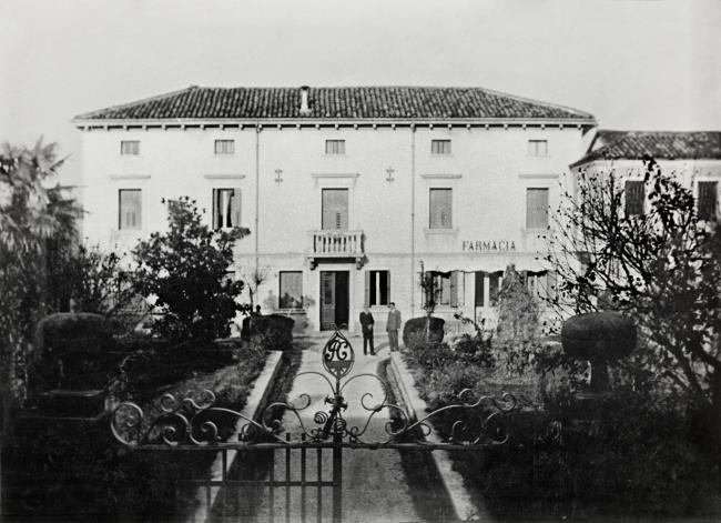 La prima sede della farmacia a Martignacco, dal 1840 al 1970. Nel particolare del cancello si notano le iniziali P C (Pietro Colussi).