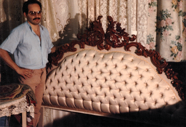 Iener Sangiorgi presenta la lavorazione con imbottitura a capitone di una testiera , 1987   