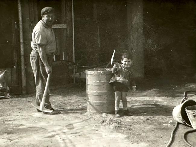 L'attuale titolare Fabrizio Donetti insieme al nonno Vittorino, 1969