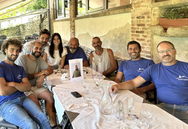L'impresa Donetti al completo con i dipendenti e, al centro, Federica Donetti che rappresenta la sesta generazione, 2023