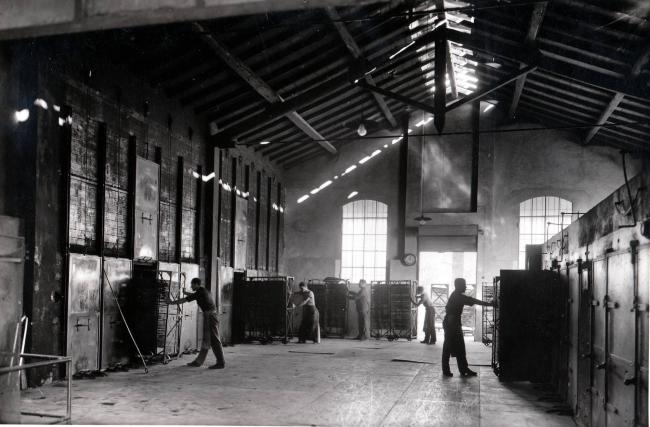 Personale al lavoro nella fabbrica (1934)