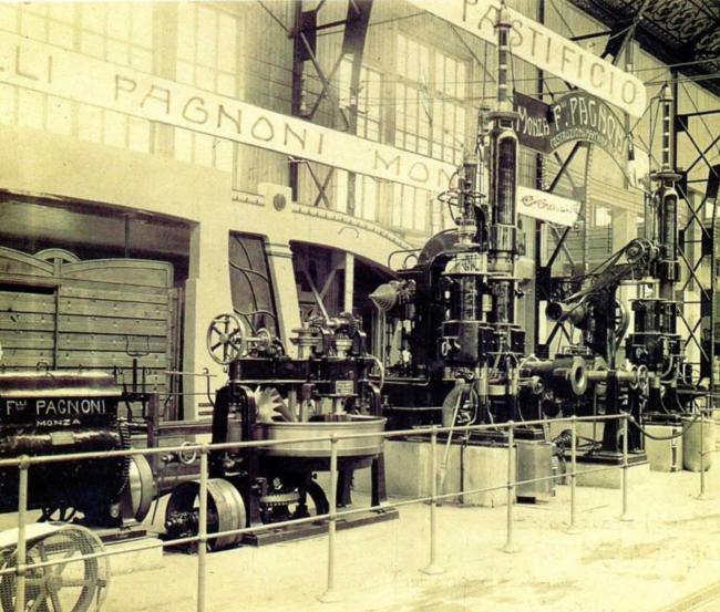 Una pressa per fucinare in servizio nello stabilimento di via Magenta (1910)