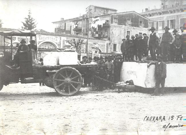 Le maestranze davanti alla casa-laboratorio (fine Ottocento)