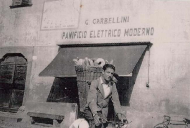 Garbellini davanti al suo forno pronto per consegnare il pane fresco